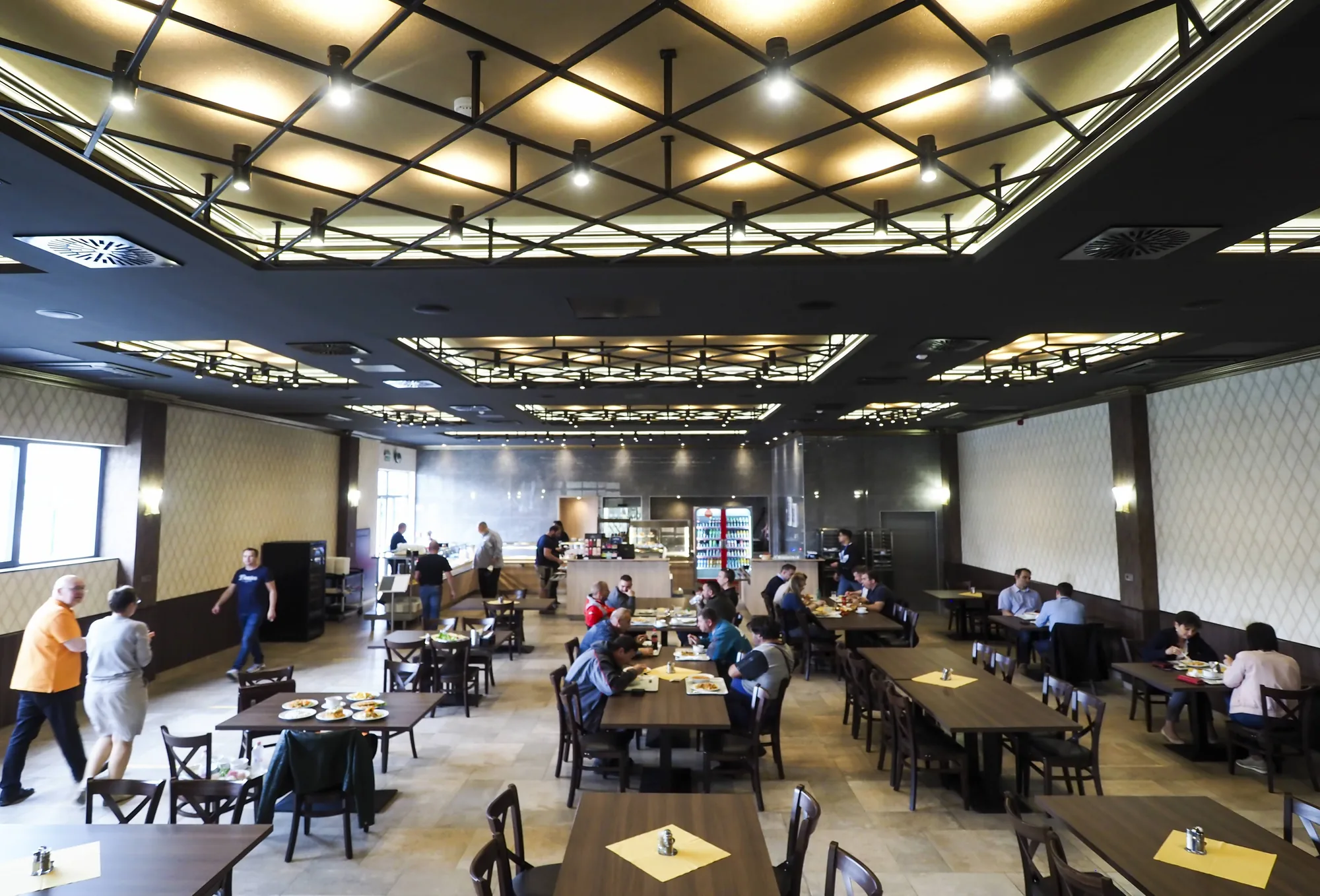 Der geräumige Speisesaal des Restaurants MAX ROYAL mit Gästen